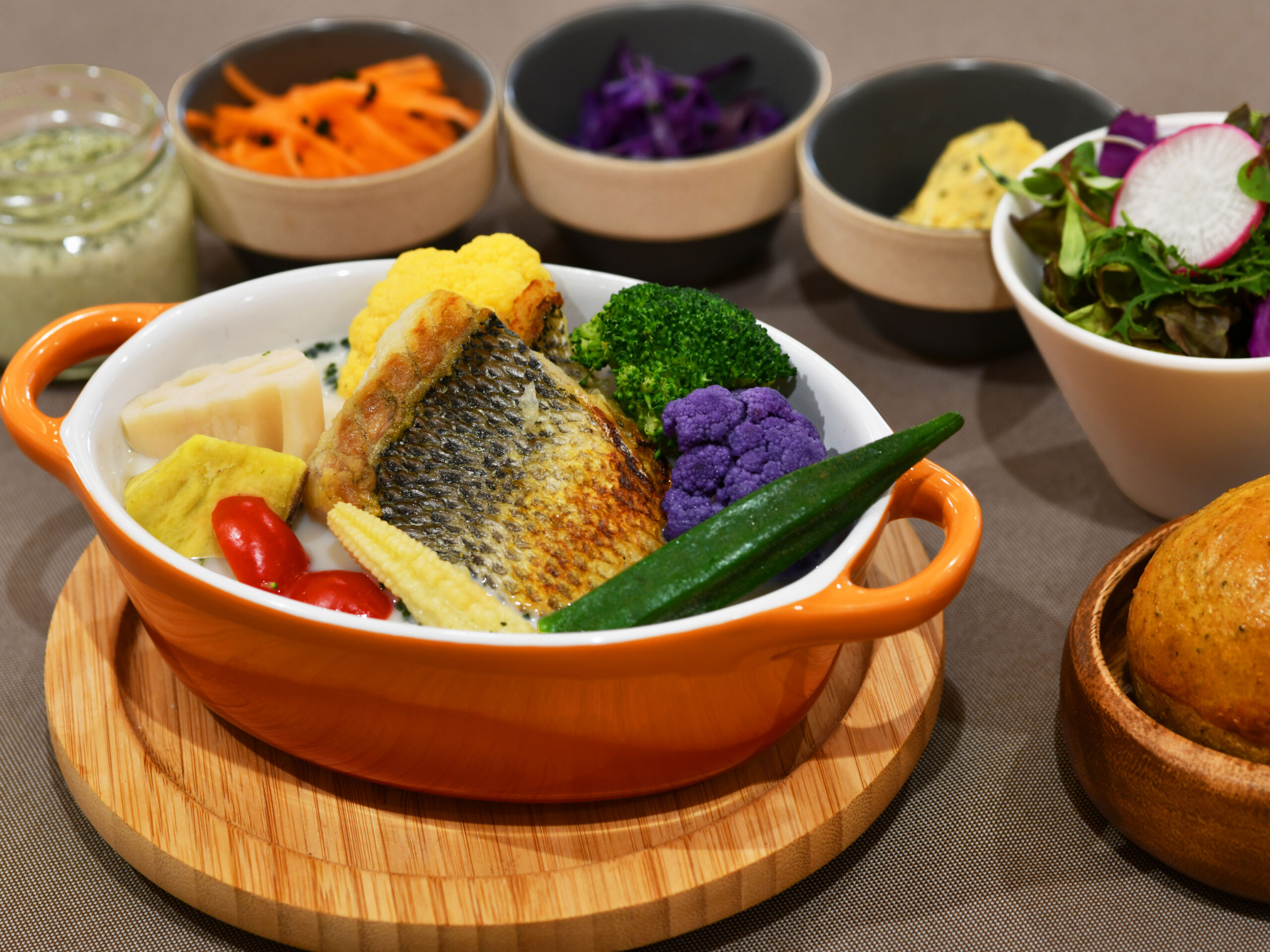 旬の鮮魚と季節の温野菜のモリンガ豆乳スープ仕立て