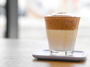 簡単ダルゴナコーヒーの作り方！アレンジレシピも【おうちカフェ】 - 姫路みたい
